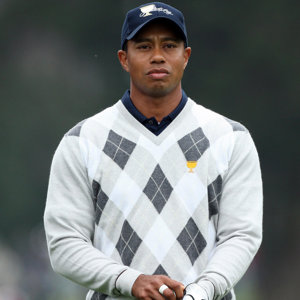 Protección de Menores visita a Tiger Woods
