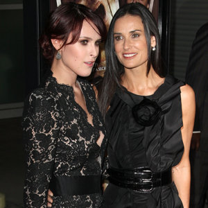 Demi Moore y su hija dan un espectáculo de barra americana