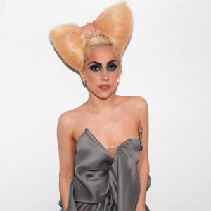 Un modelito casi mata a Lady Gaga
