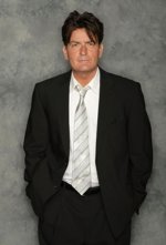 Charlie Sheen se declara no culpable de atacar a su esposa