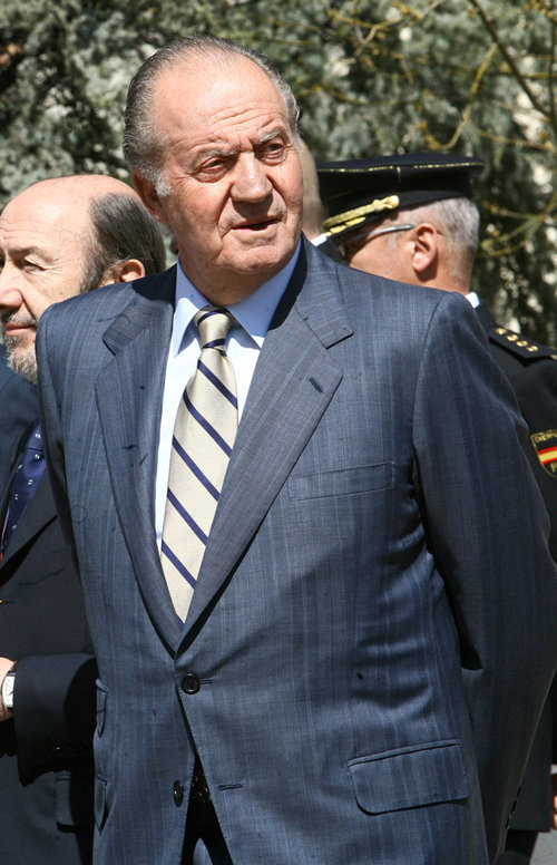 Zarzuela confirma que el Rey lleva audífonos 'en los dos oídos'