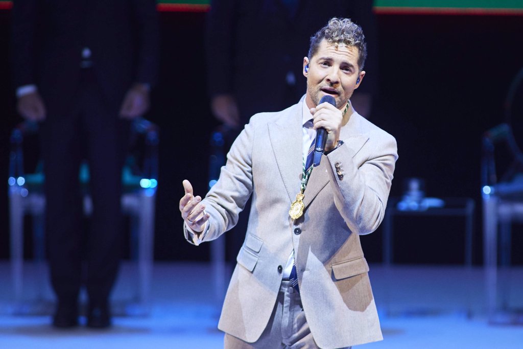 David Bisbal Muy Emocionado Canta El Himno De Andaluc A Tras Ser