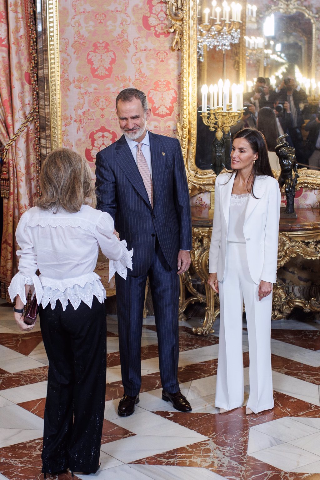 La Reina Letizia Deslumbra Con Un Impecable Traje Blanco Tras Su Duelo