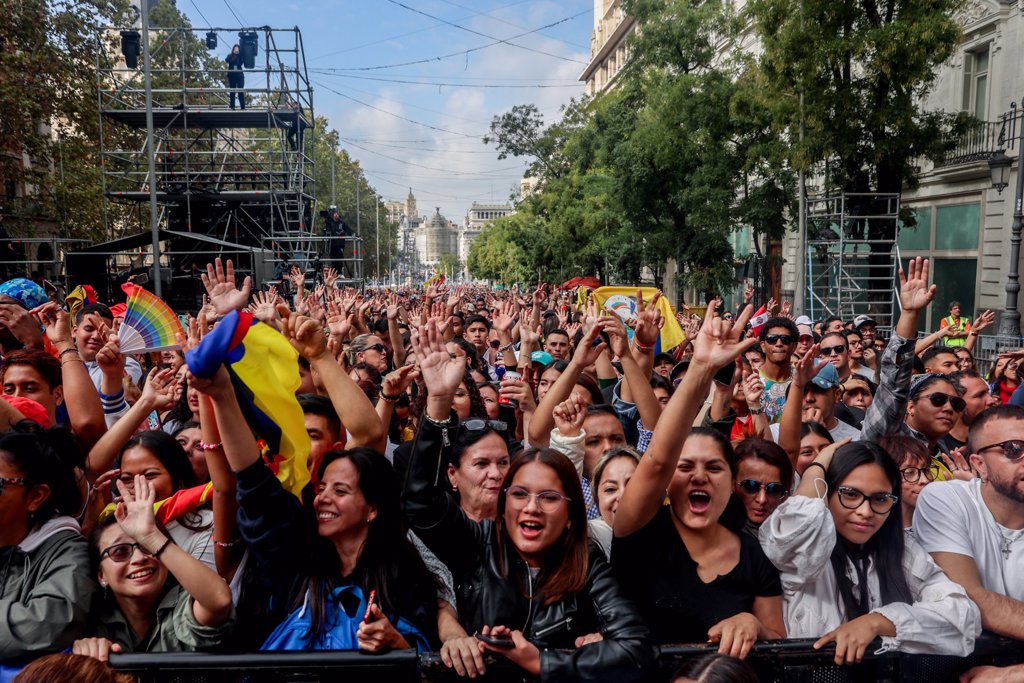 Miles de madrileños vibran con el concierto de Carlos Vives y amigos en