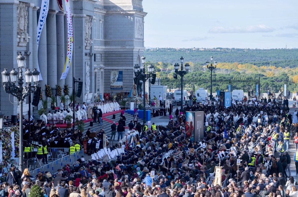 Madrid Homenajea A Su Patrona La Almudena Con Una Misa En La Plaza