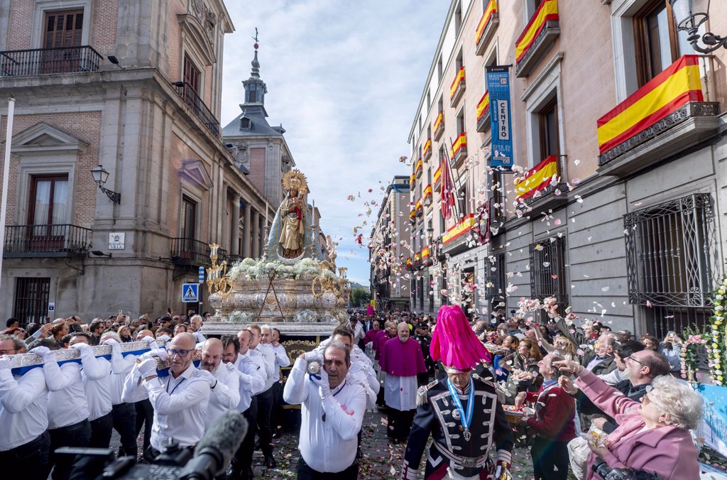 Madrid Homenajea A Su Patrona La Almudena Con Una Misa En La Plaza