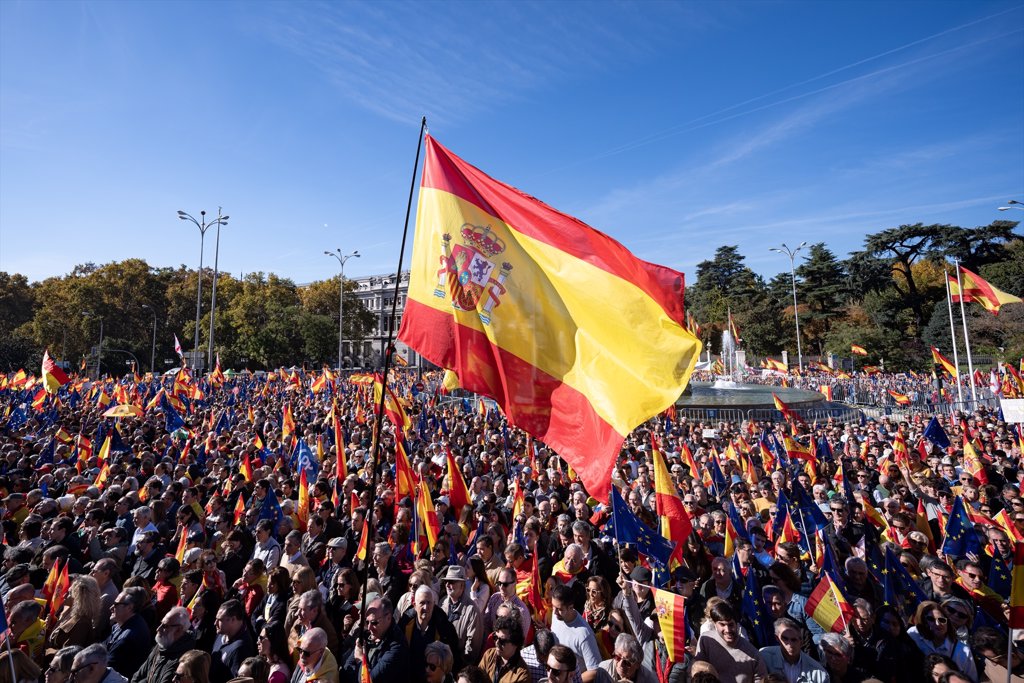 Decenas De Miles De Personas Desbordan La Plaza Cibeles Para Protestar