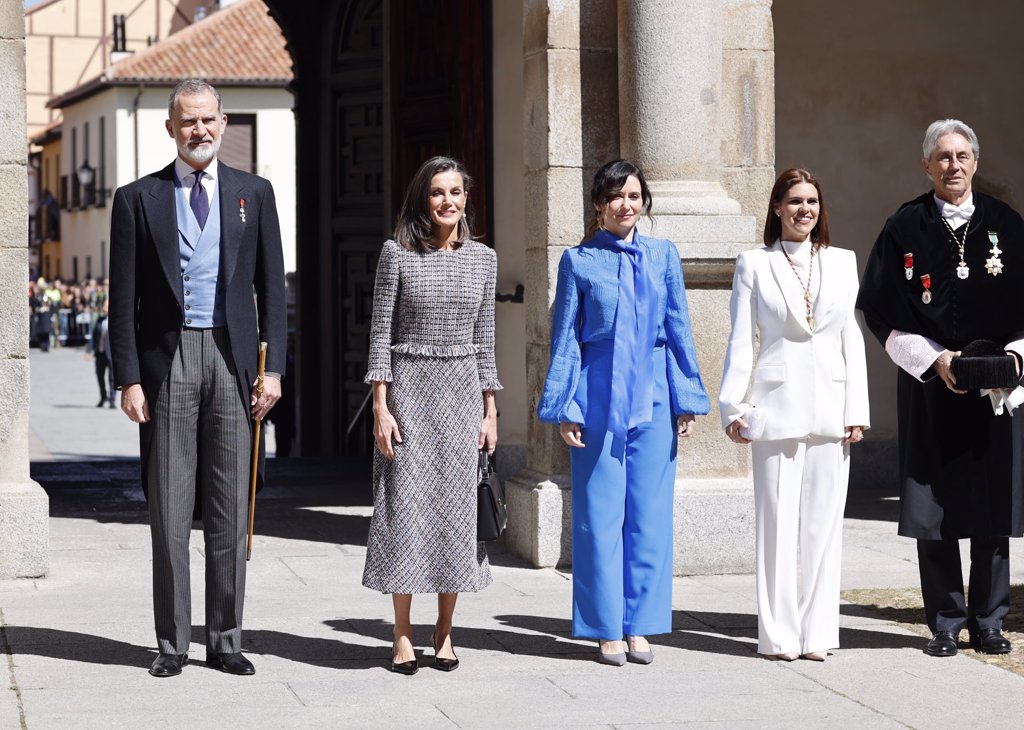 La Reina Letizia Deslumbra Con Su Estreno En El Premio Cervantes Una