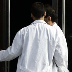 Los médicos piden un tiempo 'mínimo decente' de atención al paciente ante la masificación