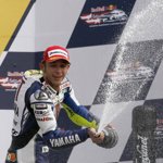 Rossi gana el pulso a Stoner y se afianza en el liderato