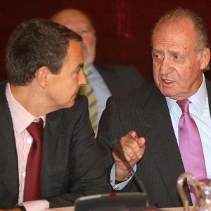 Don Juan Carlos combersando junto a Zapatero.