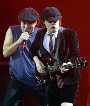 Angus Young y Brian Johnson en directo