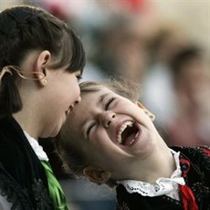 Un estudio demuestra que incentivar en los niños valores como la amabilidad o el altruismo hace que crezcan más felices