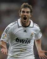 Un milagroso Higüaín mantiene vivo al Madrid