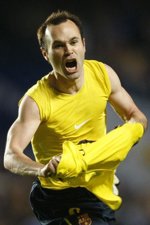 Iniesta saca el billete a Roma en un final épico