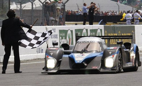 Marc Gené cruza victorioso la linea de meta en las 24 horas de Le Mans
