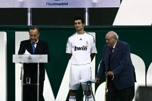 El Real Madrid presenta a Albiol con el número 18 en su camiseta                           