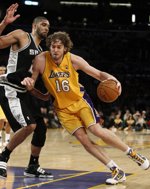Pau Gasol lidera als Lakers davant dels Spurs