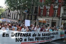 Centenares de personas se manifiestan por una sanidad pública de calidad