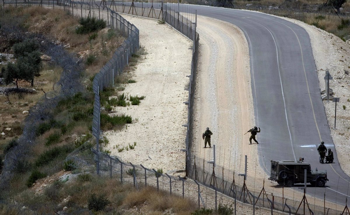 El Ejército de Israel comienza a desmantelar el muro a su paso por Bilin