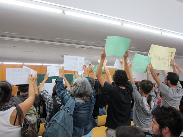 Un grupo de estudiantes intenta boicotear una conferencia de Rosa Díez