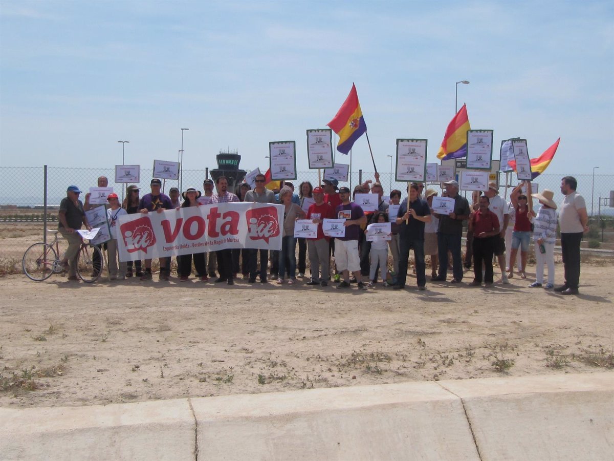 Iu Verdes Se Concentra En El Aeropuerto De Corvera Para Protestar