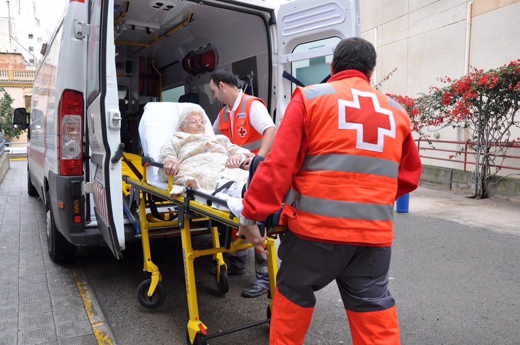 Un total de 220 voluntarios de Cruz Roja trasladarán a personas mayores