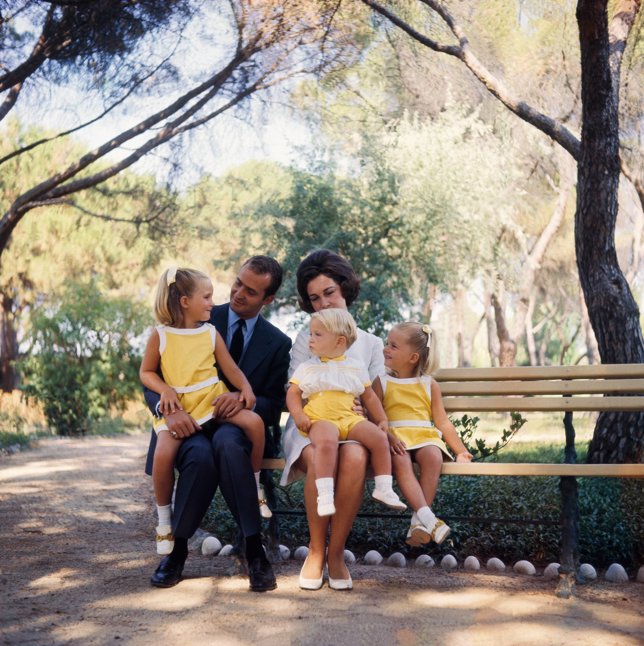 Juan Carlos I con sus tres hijos pequeños