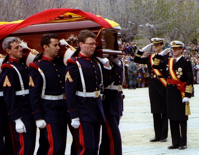 Juan Carlos I durante el entierro de su padre