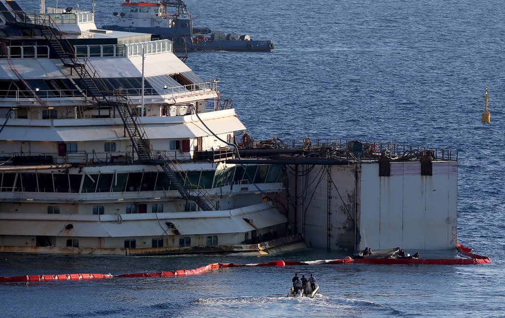 El Costa Concordia vuelve a flote dos años y medio después