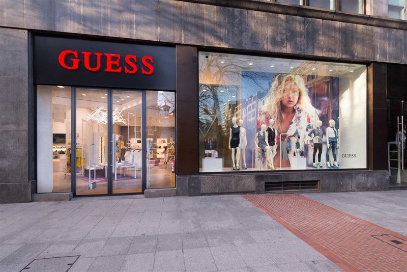 Con Primera Presencia En Refuerza España La De Apertura Tienda Su Bilbao Guess zpSMVU