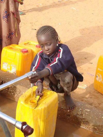 Miden el brazo de un niño en Mauritania para ver e