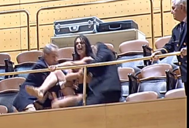 Una Activista De Femen Irrumpe En El Senado Para Protestar Por La