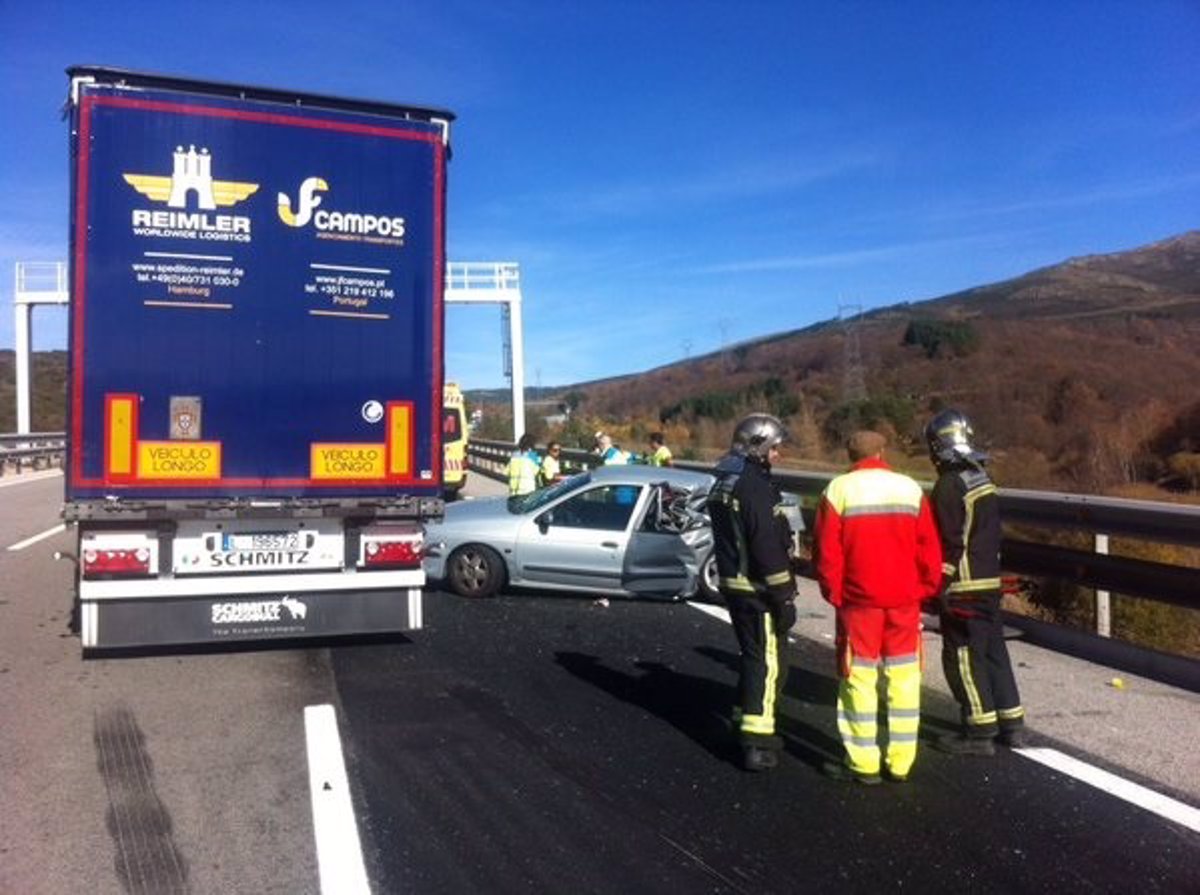 Fallece la conductora de un turismo en un accidente con un camión en la A 1