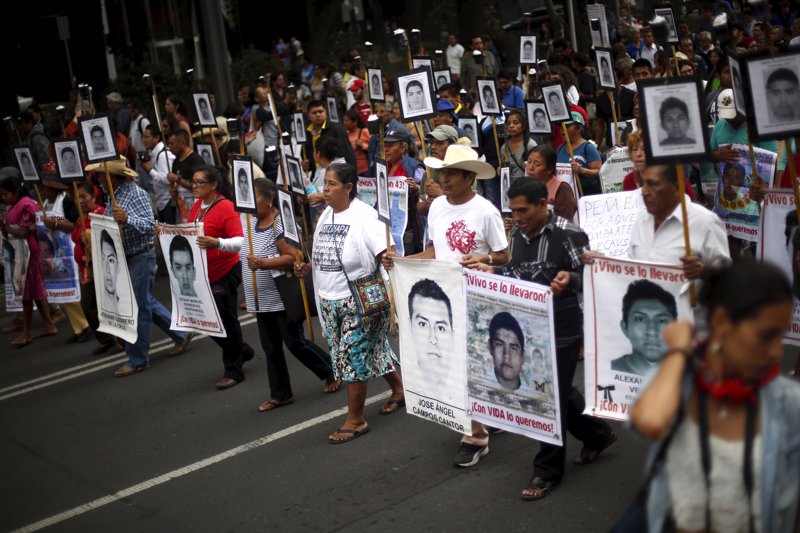 En Im Genes Familiares De Los Normalistas Marchan En M Xico