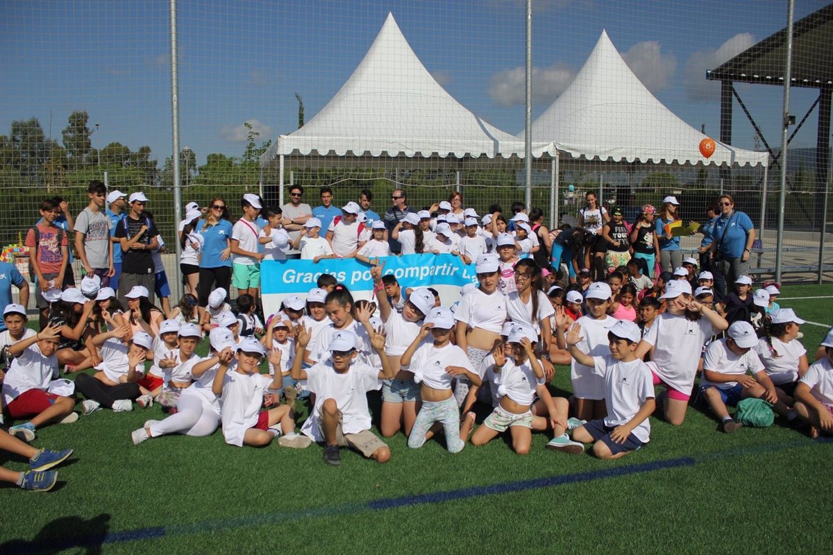 Voluntarios de La Caixa celebran una jornada con 100 niños en situación