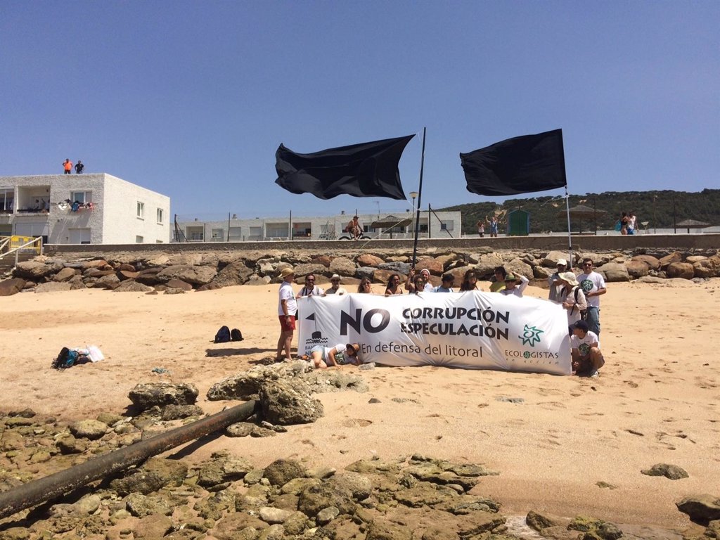 Ecologistas En Acci N Colocan Una Bandera Negra En Playa De Los Ca Os