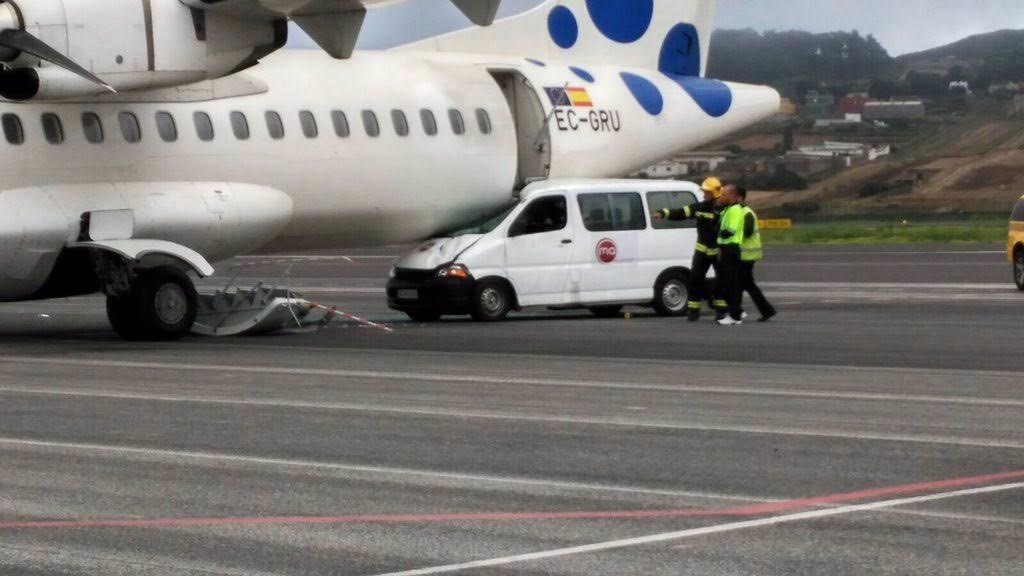 Un vehículo colisiona contra un avión de Canaryfly