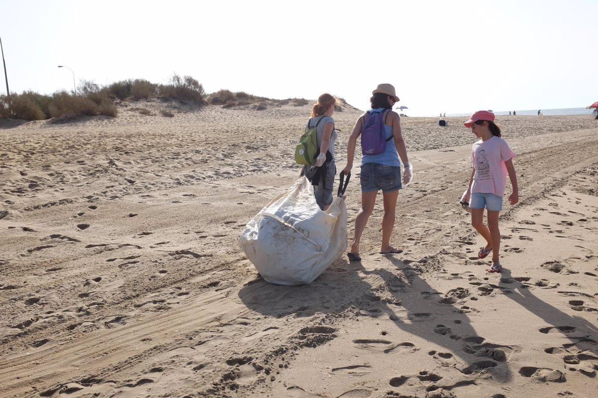 Más de 50 voluntarios convocados por Love2Sea recogen 20 sacos de