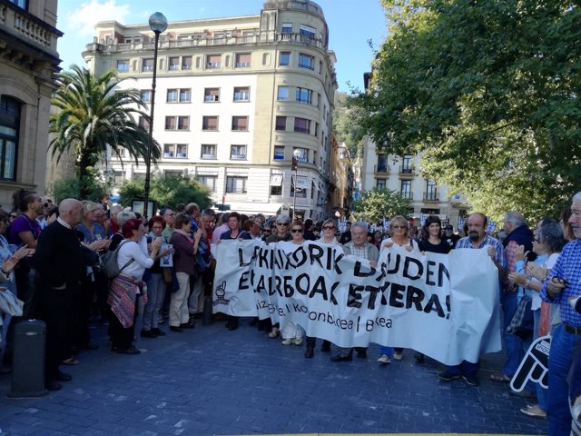 Miles De Personas Se Manifiestan En San Sebasti N Para Pedir La