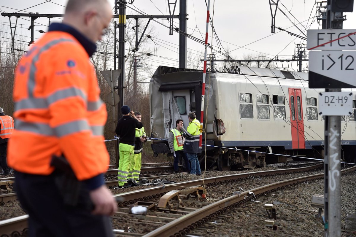 Al Menos Un Muerto Y 25 Heridos Al Descarrilar Un Tren De Pasajeros En