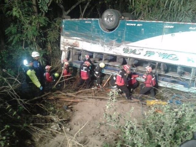 Once muertos y 25 heridos tras caer un autobús por un precipicio en Quito