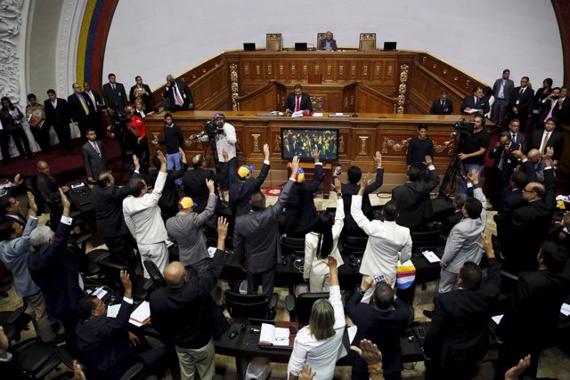 Resultado de imagen para asamblea nacional de venezuela en desacato