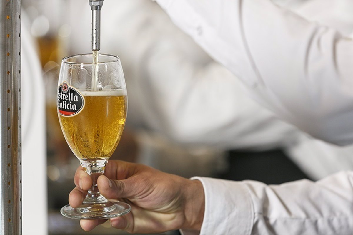 Descubre Los Seis Pasos Para Servir Una Cerveza Perfecta