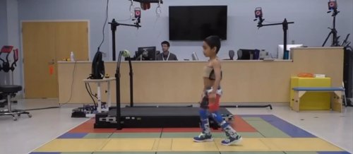 Niño que camina con exoesqueleto