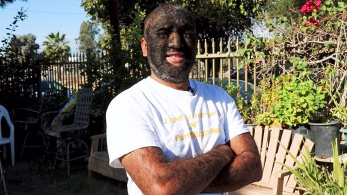 Conoce a Larry Gomez el hombre más peludo del mundo con un de pelo espeso y oscuro por todo