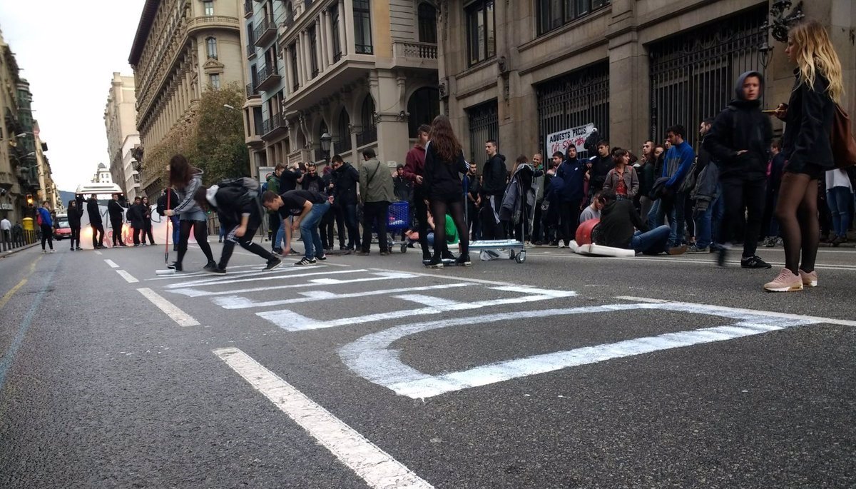 Los Mossos Desalojan Uno A Uno A Los Estudiantes Concentrados Ante La