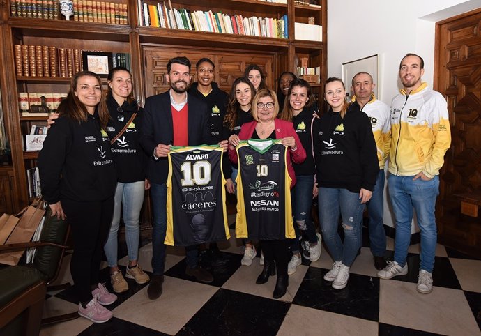 El Club Baloncesto Al Q Zeres Se Suma A La Reivindicaci N Del Tren