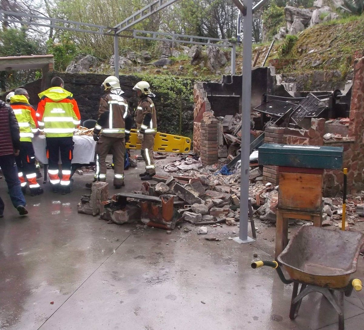 Un Trabajador Trasladado Grave Al Huca Tras Caerle Encima Un Muro En Oviedo