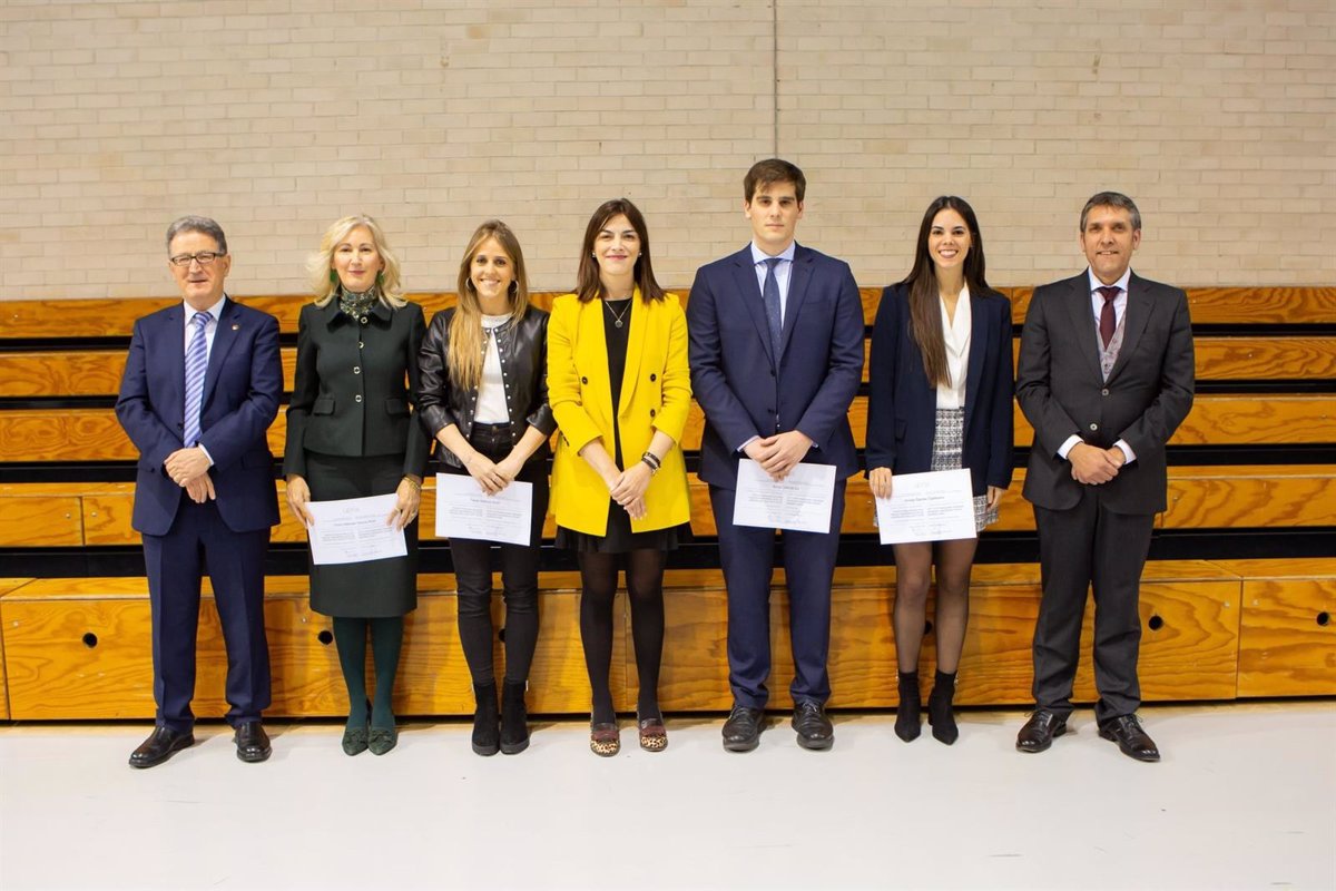 Un Total De Estudiantes De Grado Reciben Los Premios Extraordinarios